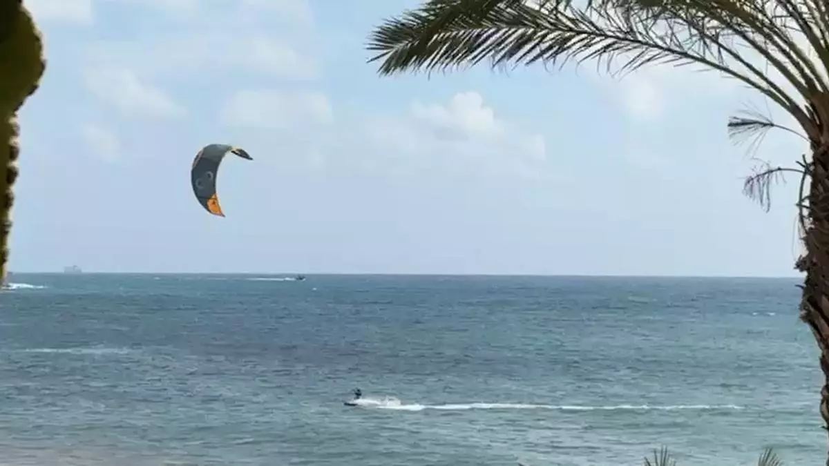 Kitesurfers desafían al viento en una playa de Ibiza