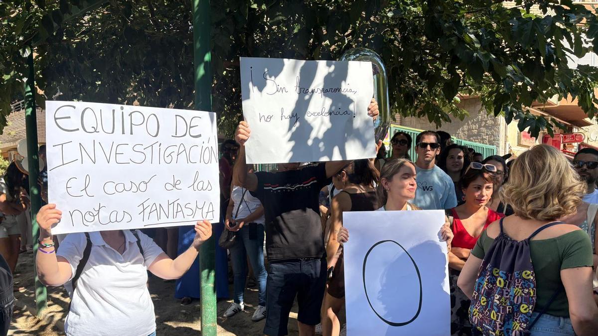 Protesta de opositores ante la Consejería de Educación.