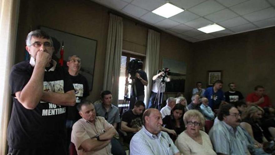 Representantes de los sindicatos con las camisetas de protesta, ayer en el pleno.