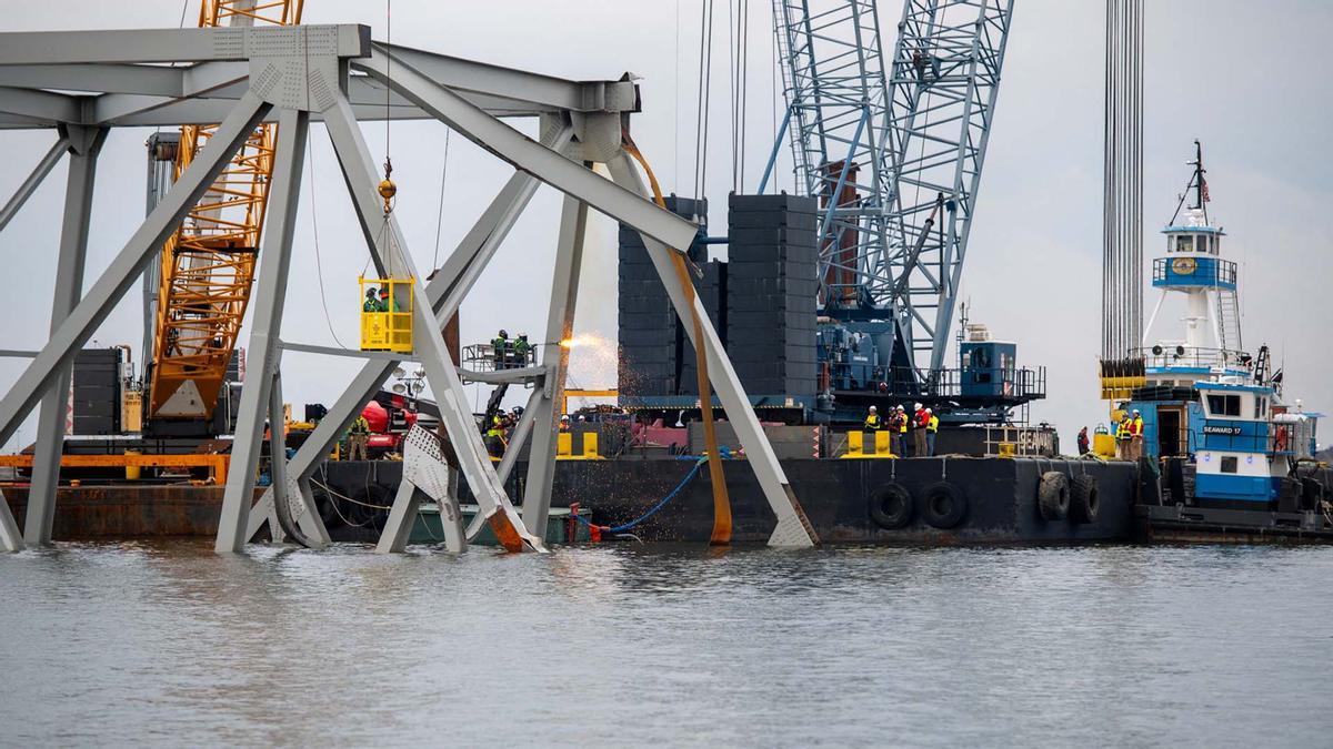 Equipos especializados de demolición empiezan cortando la parte superior del lado norte del puente Francis Scott Key.