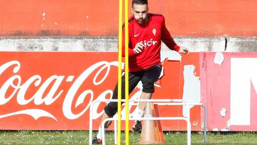 Xavi Torres, durante el entrenamiento de ayer en Mareo.