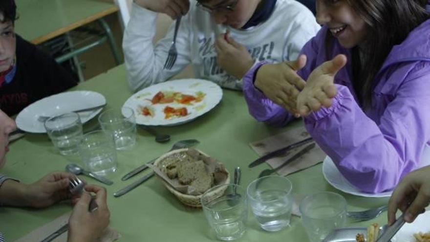 Niños en el comedor escolar.