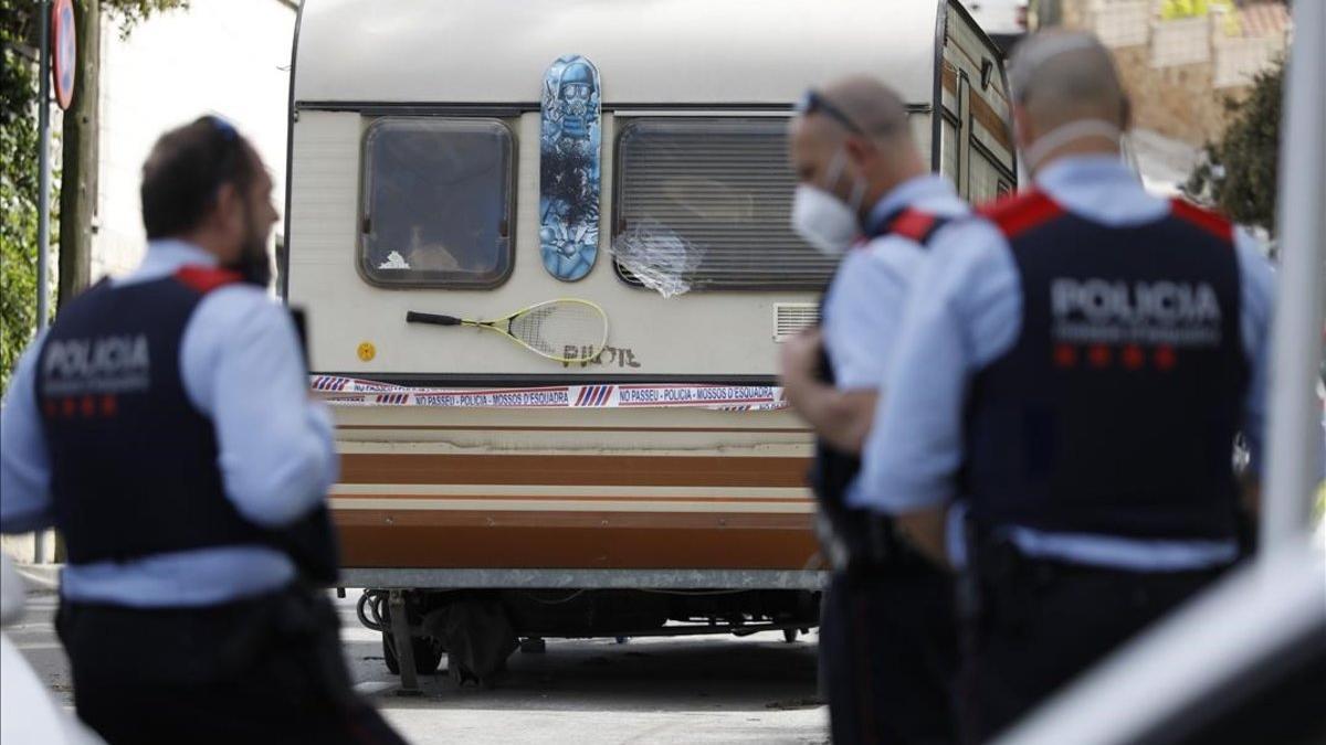 La caravana en la que vivía el presunto asesino de personas sin techo en el Eixample, en el barrio de Las Planas de Sant Cugat