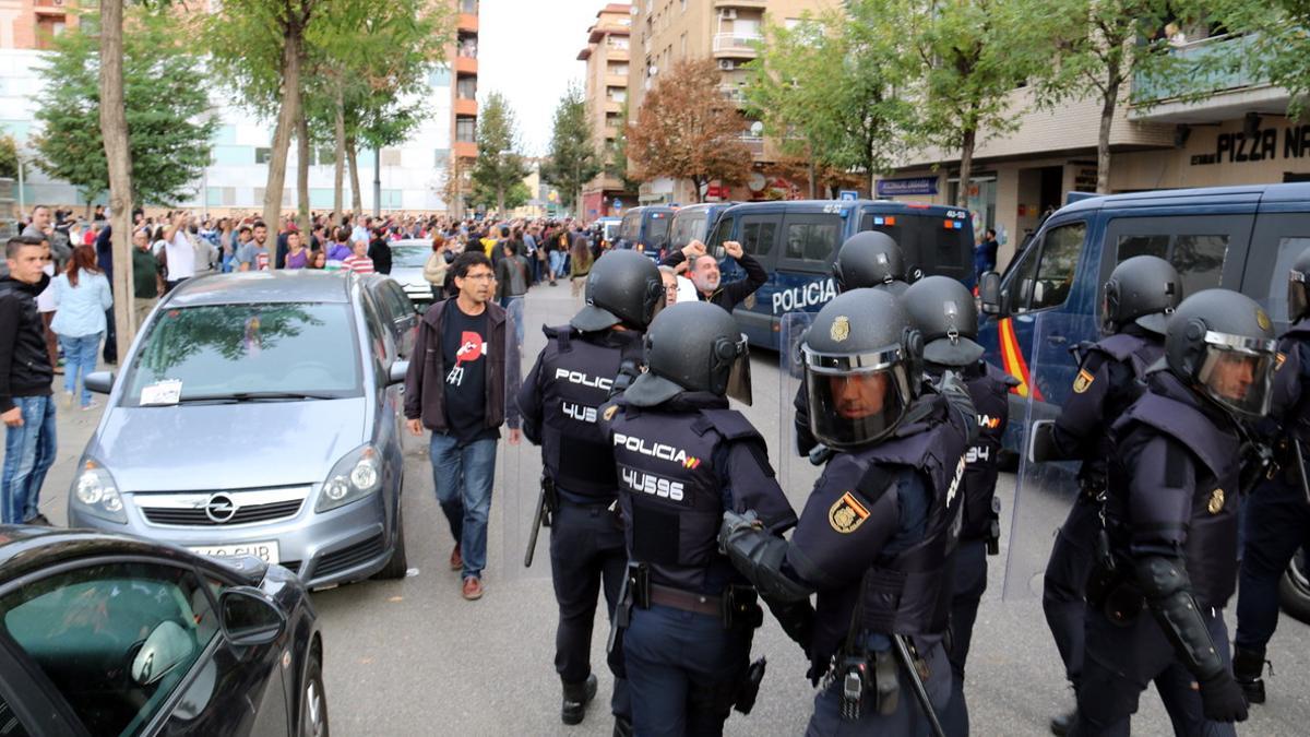 Vecinos de Lleida hacen frente a la Policía Nacional en Lleida