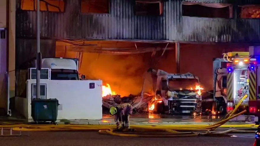 Los bomberos trabajan en la extinción del incendio de Castellón