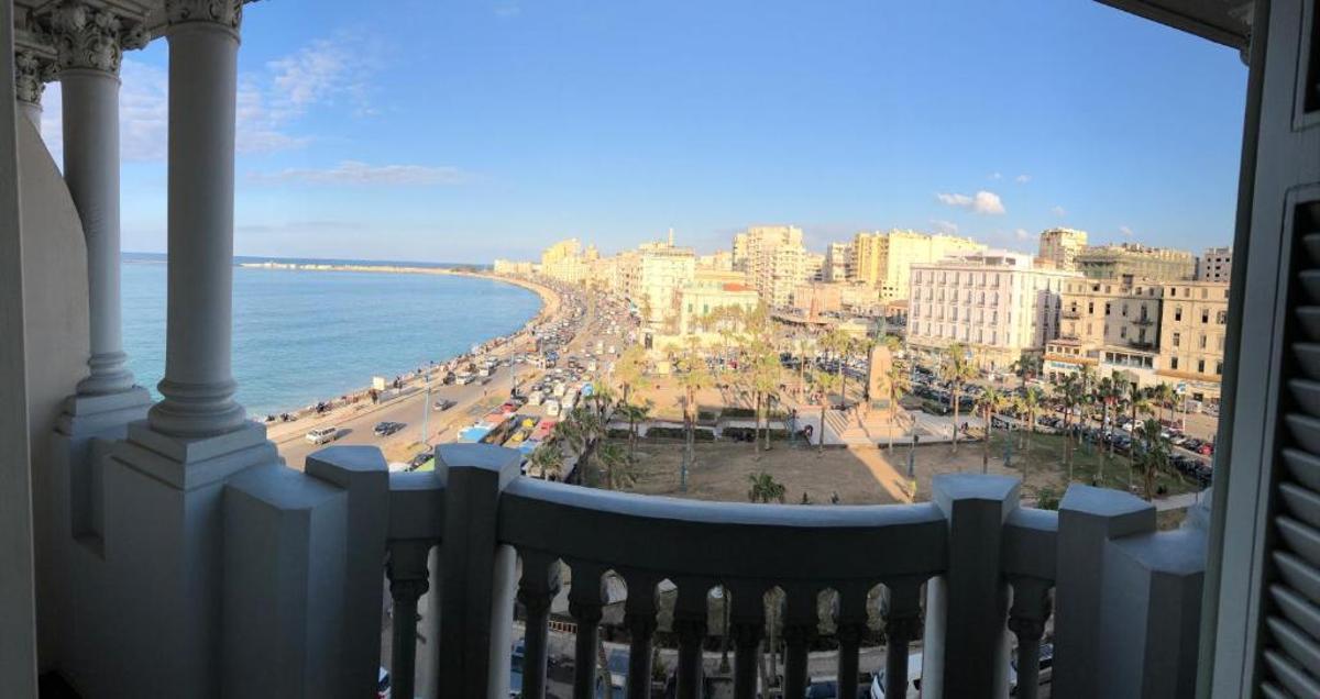Panorama del Paseo Marítimo de Alejandría, desde una de las ventanas del Cecil Hotel.