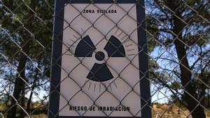 Un cartel avisa de peligro de radiactividad en los aledaños de una central nuclear.