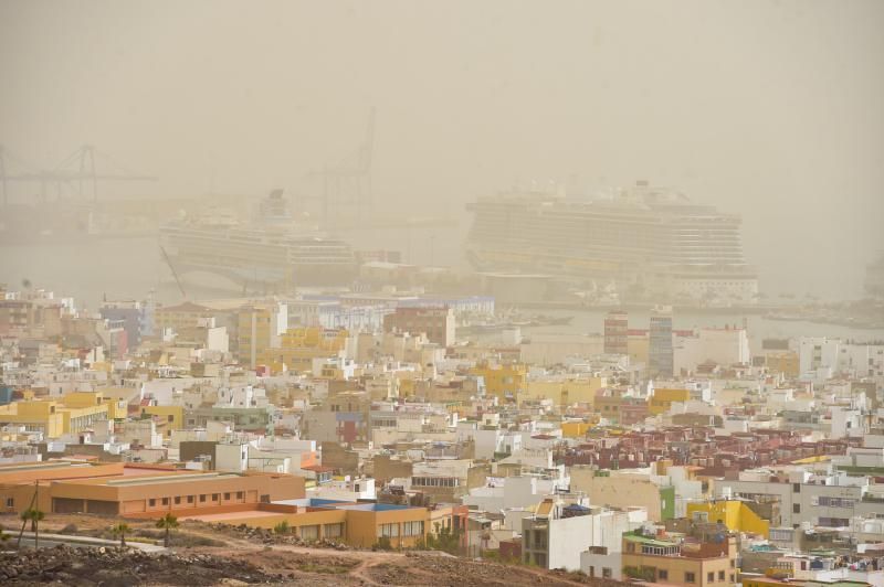 22-02-2020 LAS PALMAS DE GRAN CANARIA. Calima cubre la ciudad, vista desde Las Coloradas  | 22/02/2020 | Fotógrafo: Andrés Cruz