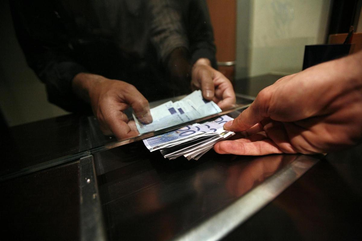 Una persona retira dinero de una sucursal de la provincia.