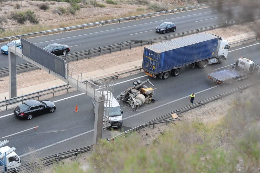 Atascos kilométricos tras el accidente de una furgoneta en la A7