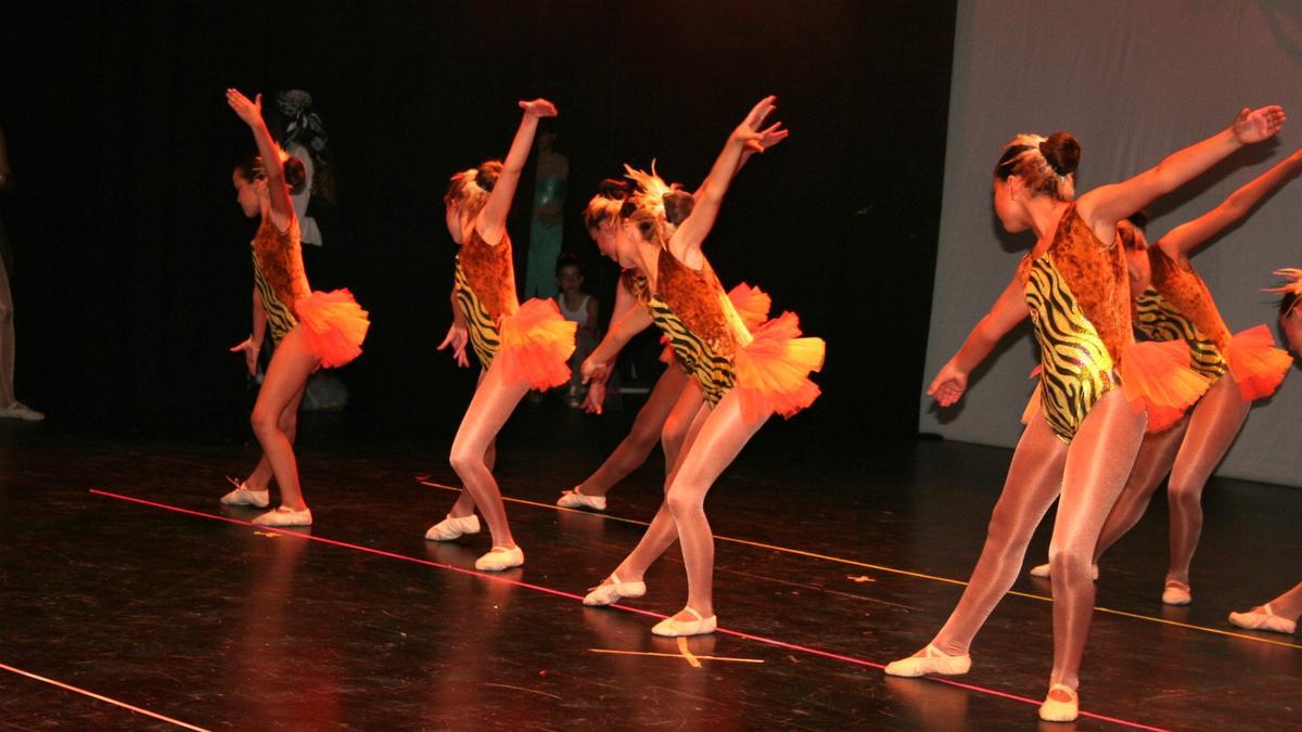 Un grupo de bailarinas de la Academia de Danza de María Teresa Lazareno, durante una actuación en el Teatro Guerra.