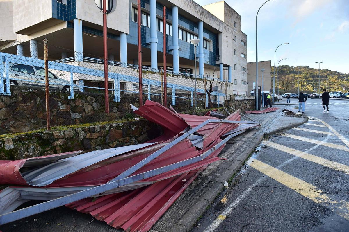 Fotogalería | Un tornado arrasa la zona del aparcamiento del hospital Virgen del Puerto de Plasencia