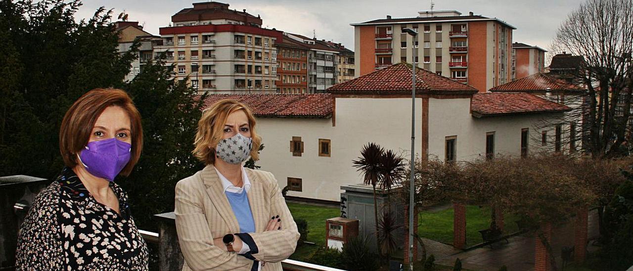 La edil de Urbanismo, Susana Madera –a la derecha–, con la jefa de la sección de licencias, Estefanía García, en la terraza del edificio que alberga Urbanismo, en la Pola. | P. T.