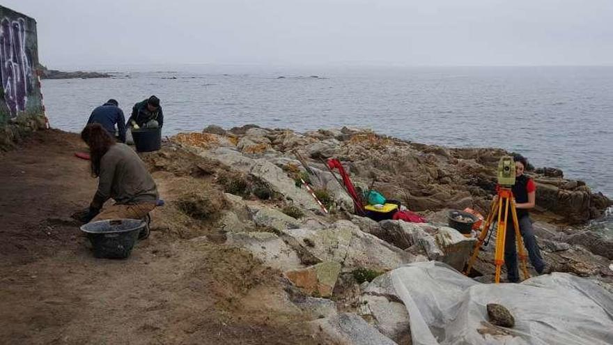 Investigadores trabajando ya en la zona en San Miguel de Oia.  // Duvi