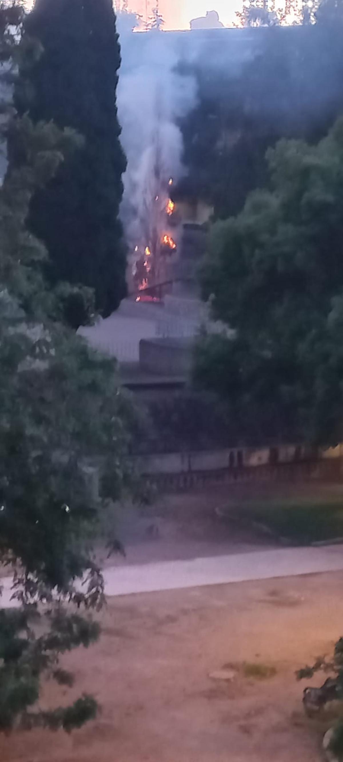 El fuego en el parque Infantil.
