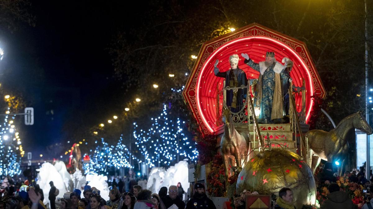 El Rey Melchor saluda a los niños durante la cabalgata.