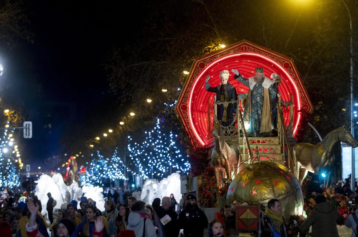El Rey Melchor saluda a los niños durante la cabalgata.