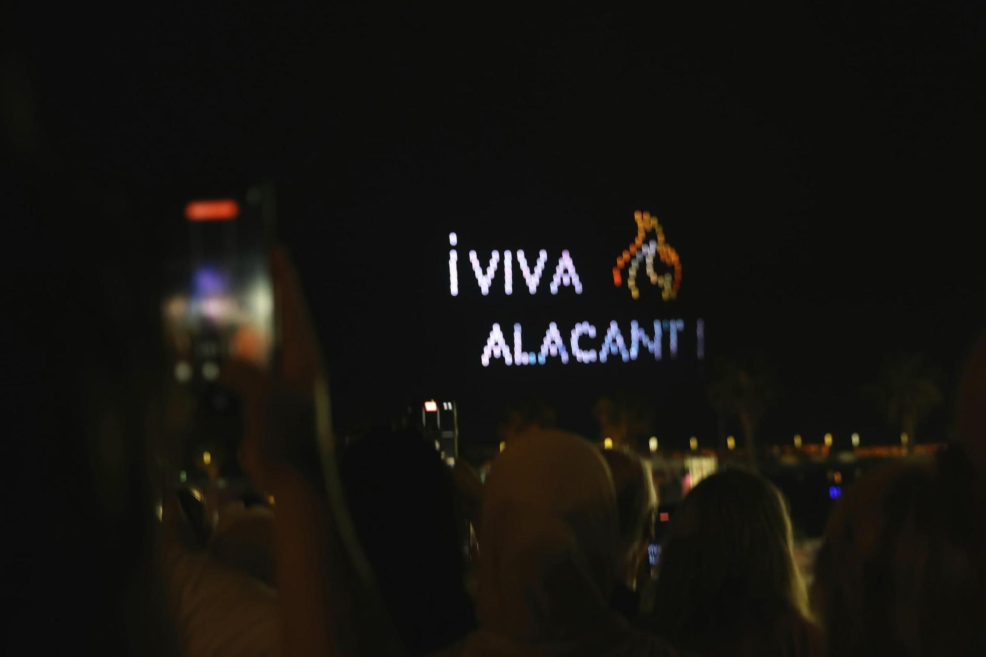 Así ha sido el espectáculo de drones en Hogueras que ha iluminado el cielo de Alicante