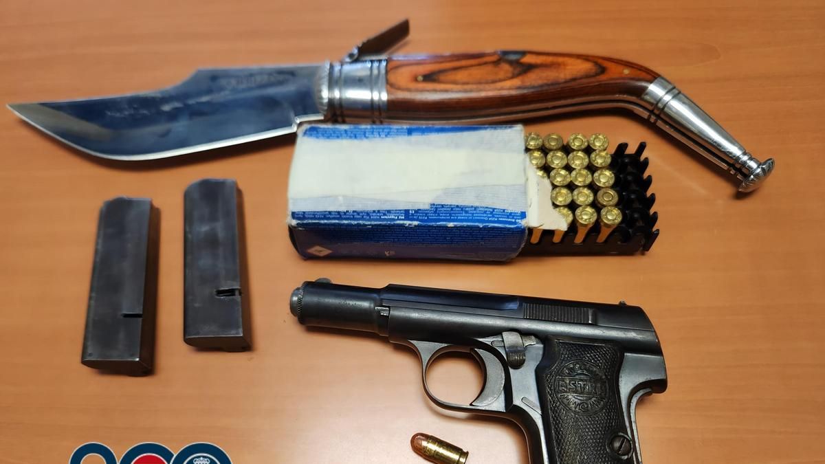 Las armas incautadas al atracador.
