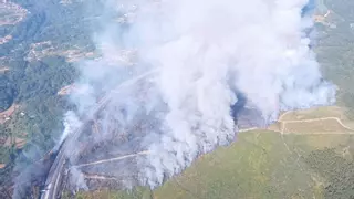Un incendio en As Neves de nivel 2 amenaza a la A-52 y al núcleo de Abelleira