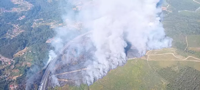 Un incendio cerca la A-52 a su paso por As Neves