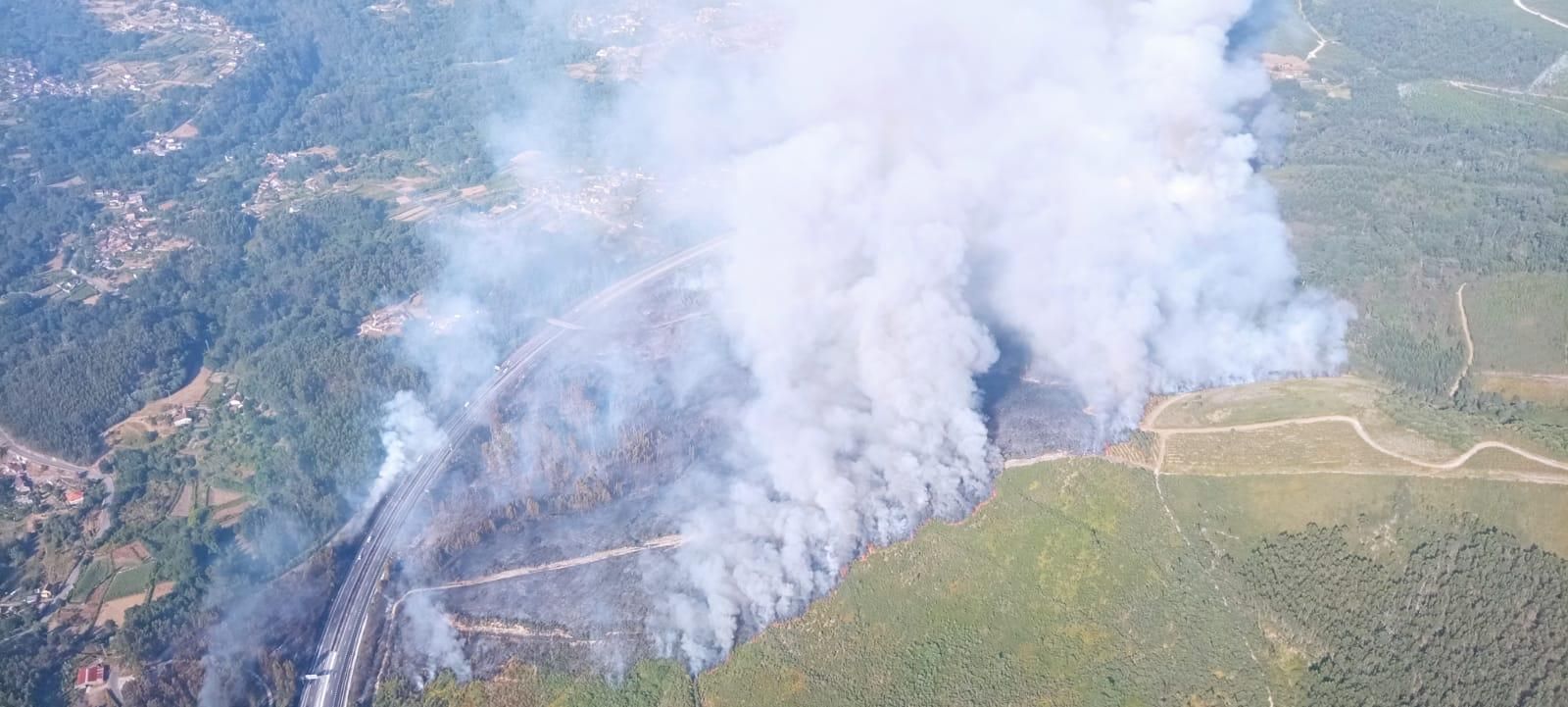 Un incendio cerca la A-52 a su paso por As Neves