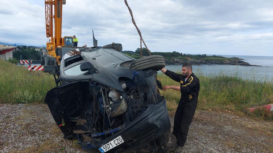 Espectacular rescate del coche que cayó a la ría del Eo por un despiste del conductor: Más de tres horas de trabajo y mucha expectación