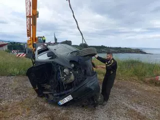 Espectacular rescate del coche que cayó a la ría del Eo por un despiste del conductor: Más de tres horas de trabajo y mucha expectación
