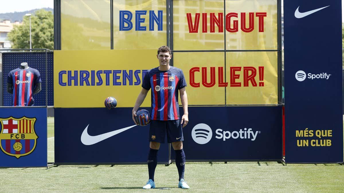 El nuevo jugador del FC Barcelona, ​​Andreas Christensen, aparece en la foto durante su  presentación.