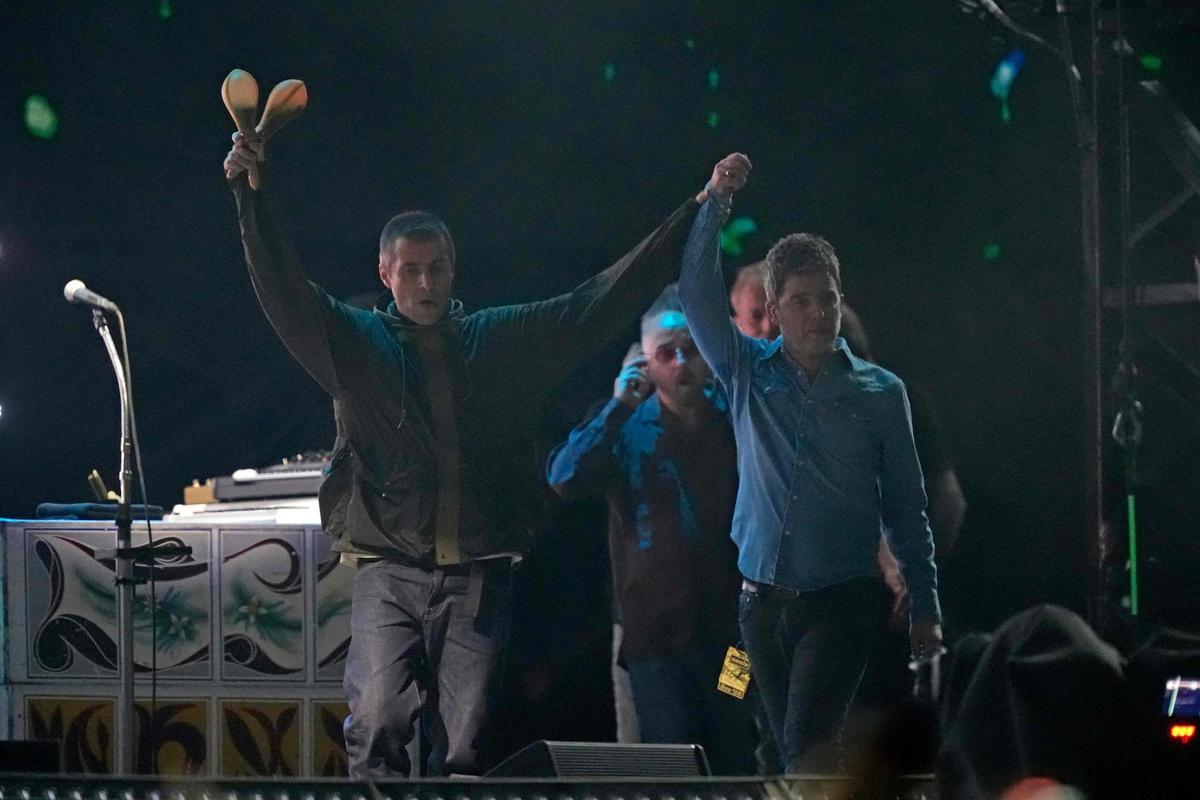 Liam Gallagher (izq.), vocalista, y Noel Gallagher (der.), cantante y guitarrista de Oasis, en el concierto inaugural en Cardiff de su esperadísima gira de reunión. Liam Gallagher (izq.), vocalista, y Noel Gallagher (der.), cantante y guitarrista de Oasis, en el concierto inaugural en Cardiff de su esperadísima gira de reunión.