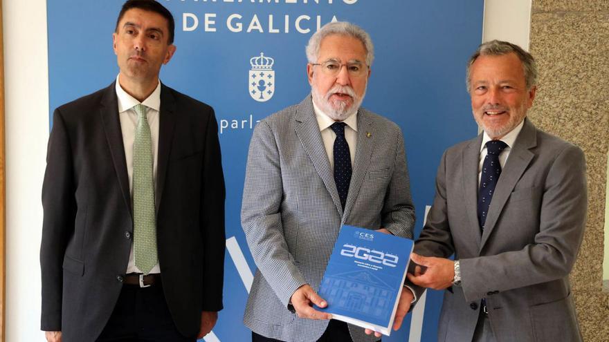 José Antonio Neira Cortés, Miguel Santalices y Agustín Hernández, ayer, en la entrega de la Memoria 2022