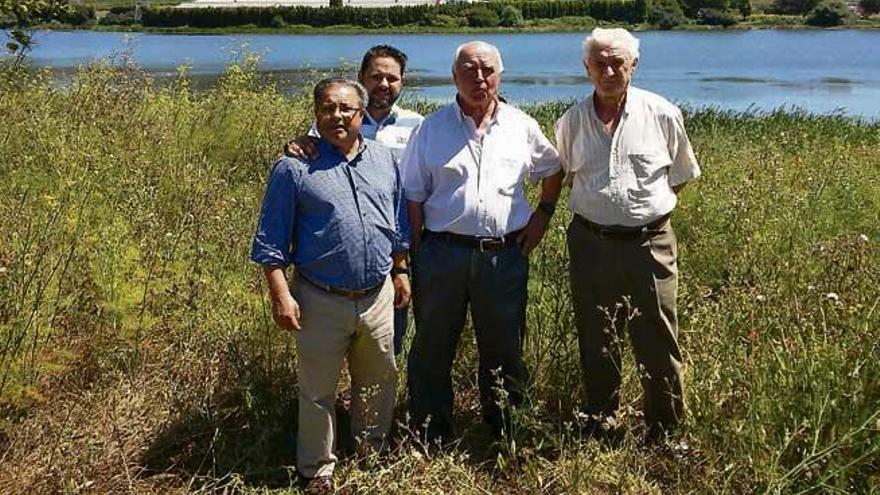 Los vecinos reunidos en la antigua ubicación del puente de Tabardón, con Oseiro de fondo.