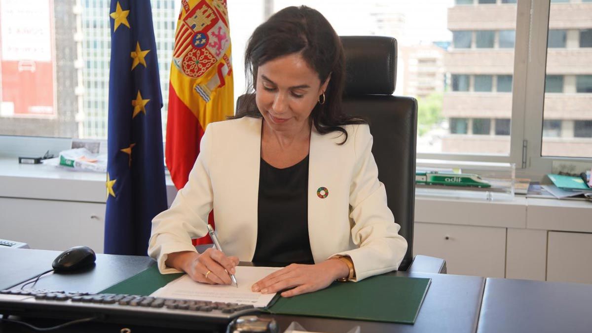 Isabel Pardo de Vera firma los acuerdos marco con las empresas ferroviarias
