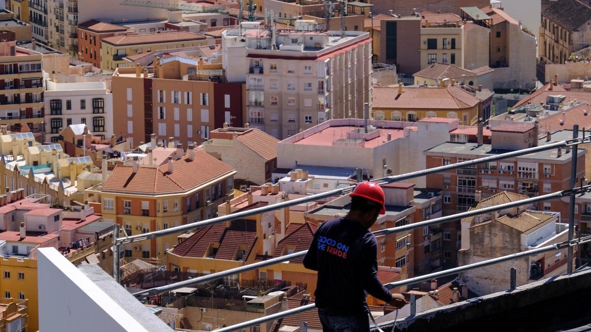 Una vista de Málaga desde una de las grandes obras de promoción de viviendas.