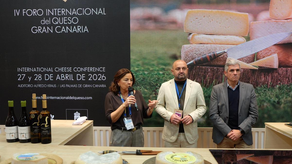 Imagen de la presentación del IV Foro Internacional del Queso Gran Canaria. Aparecen, de izq. a dcha., Julia Pérez, Carlos Álamo y Alejandro Báez