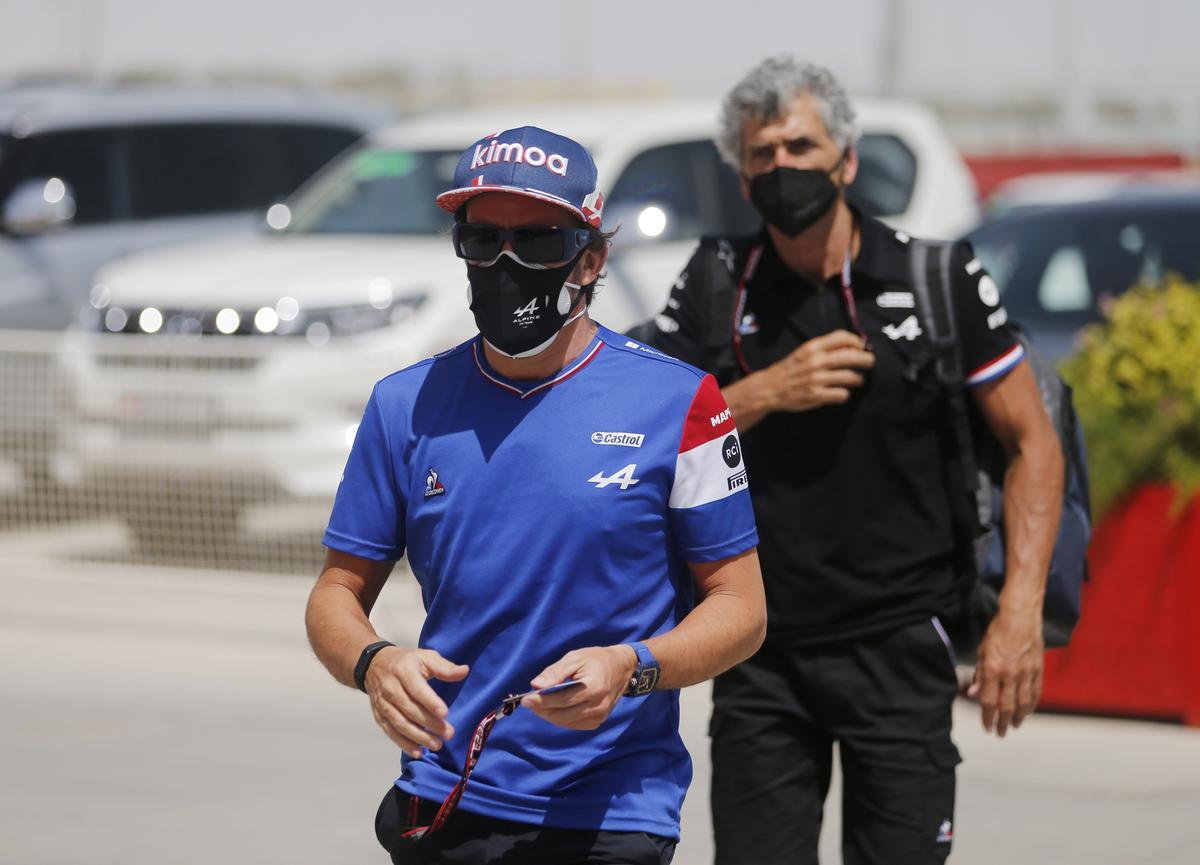 Fernando Alonso, a su llegada al circuito para los últimos ensayos del GP de Bahréin