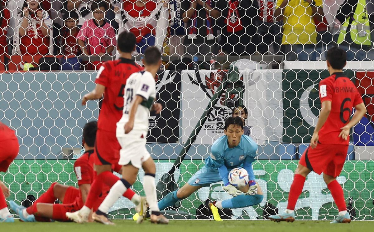 Doha (Qatar), 02/12/2022.- Goalkeeper Seunggyu Kim of South Korea saves the ball during the FIFA World Cup 2022 group H soccer match between South Korea and Portugal at Education City Stadium in Doha, Qatar, 02 December 2022. (Mundial de Fútbol, Corea del Sur, Catar) EFE/EPA/Rolex dela Pena