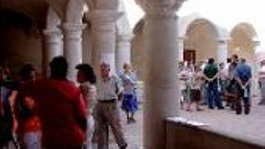 Las Moreras pasea por el río a la Virgen del Carmen