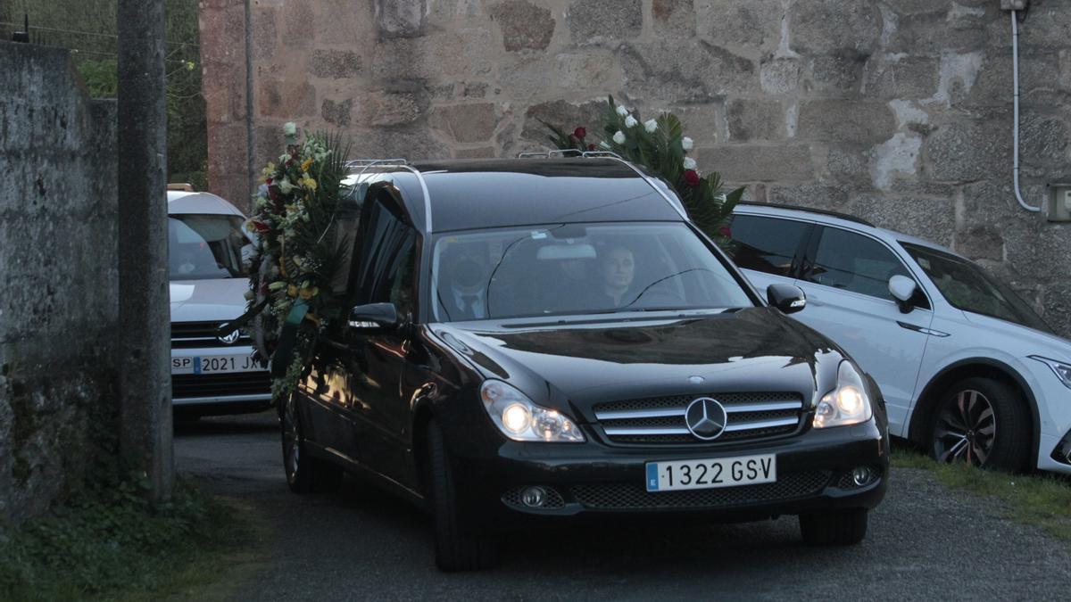 La llegada del coche fúnebre al cementerio de Beluso con el féretro de Fernando Santomé Ferradás.