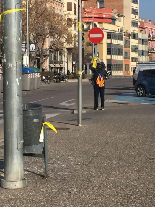 L'ANC reparteix cintes grogues a Plaça Catalunya