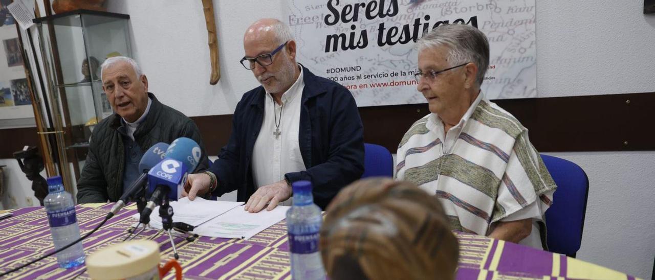 Ramón Pascual, Pedro Tardón y Pilar Bobes, en la sede de la Delegación de Misiones, en Oviedo. | Miki López