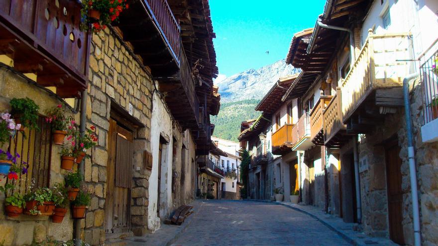 El pueblo de Ávila que parece sacado de La Bella y la Bestia: sus calles son como pasear por un cuento