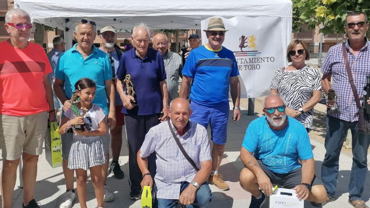 Ruiz, segunda por la derecha, posa con los ganadores de los juegos tradicionales. | M. J. C.