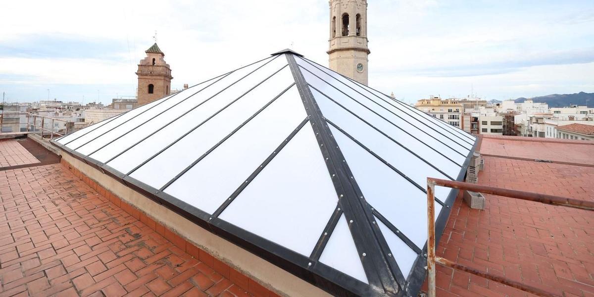 Imagen esterior de la cubierta del ayuntamiento tras la finalización de la renovación.