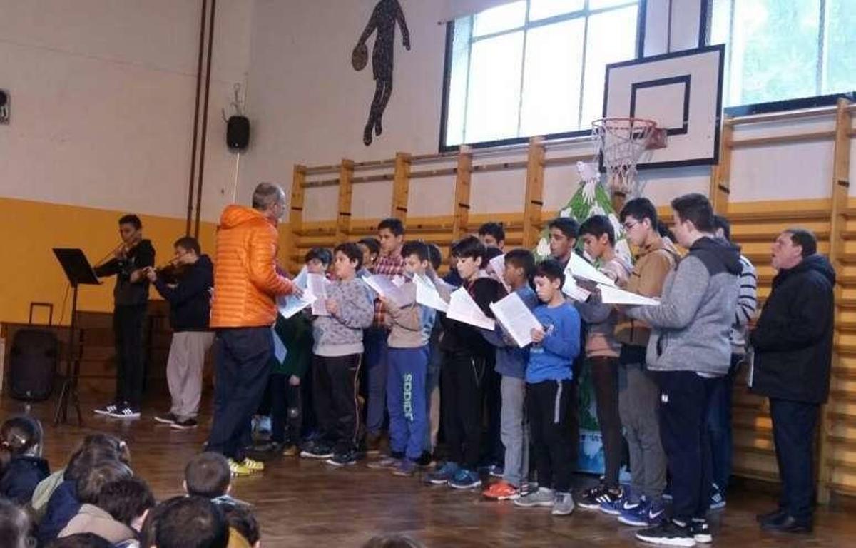 La Escolanía canta por la paz en Cangas de Onís