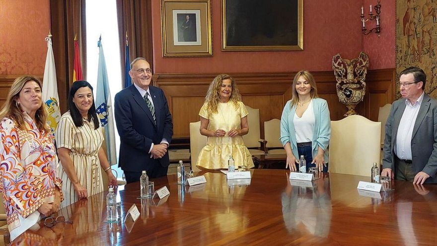 Reunión entre representantes de la UVigo y la Diputación.