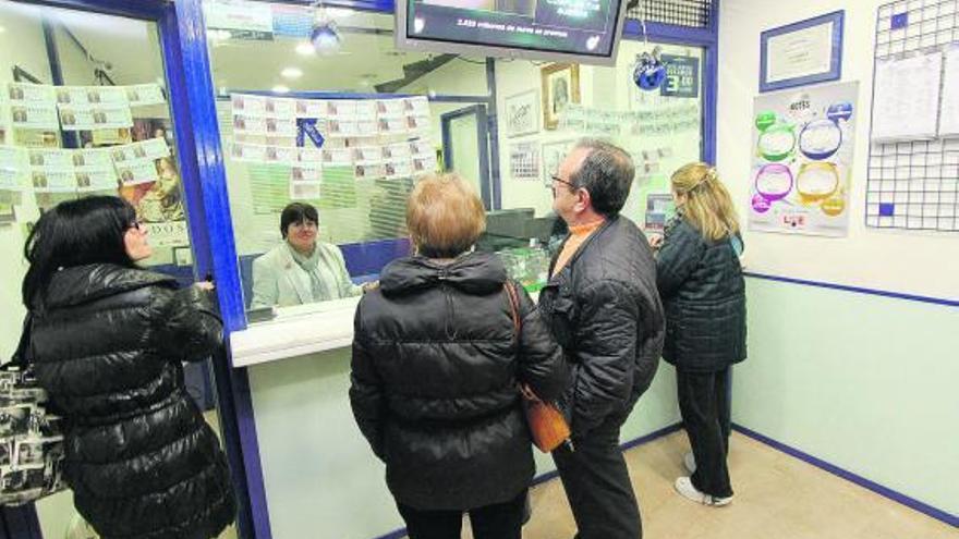 Una pareja conversa con el responsable de un establecimiento de Zamora.