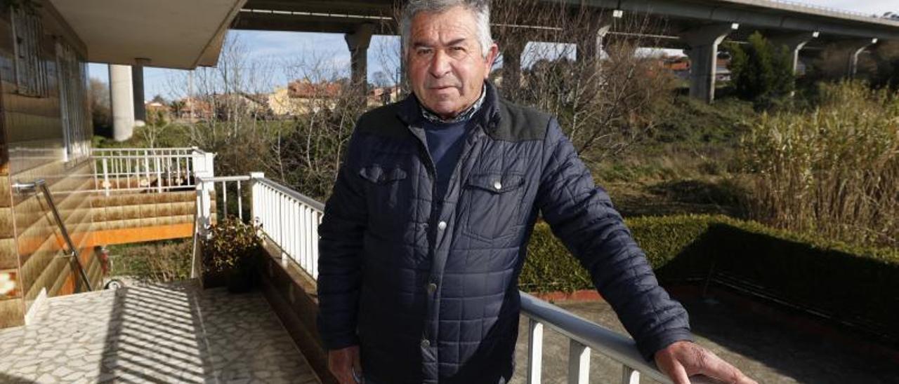 Adolfo Álvarez, vecino afectado por la construcción de la VG-20 a su paso por Beade. |   // RICARDO GROBAS