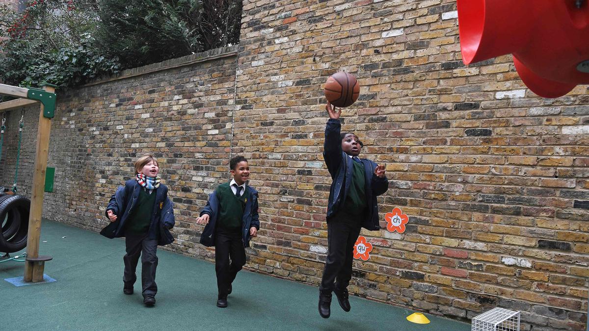 Los alumnos de primaria de un colegio inglés este 8 de marzo.