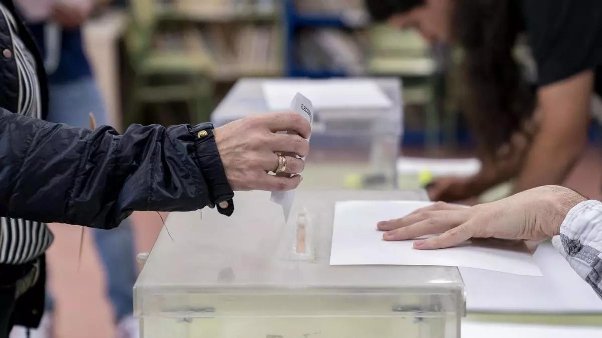 Persona votando en las últimas elecciones.